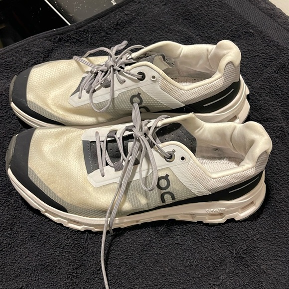 Gently used On cloud running shoes - Picture 1 of 4
